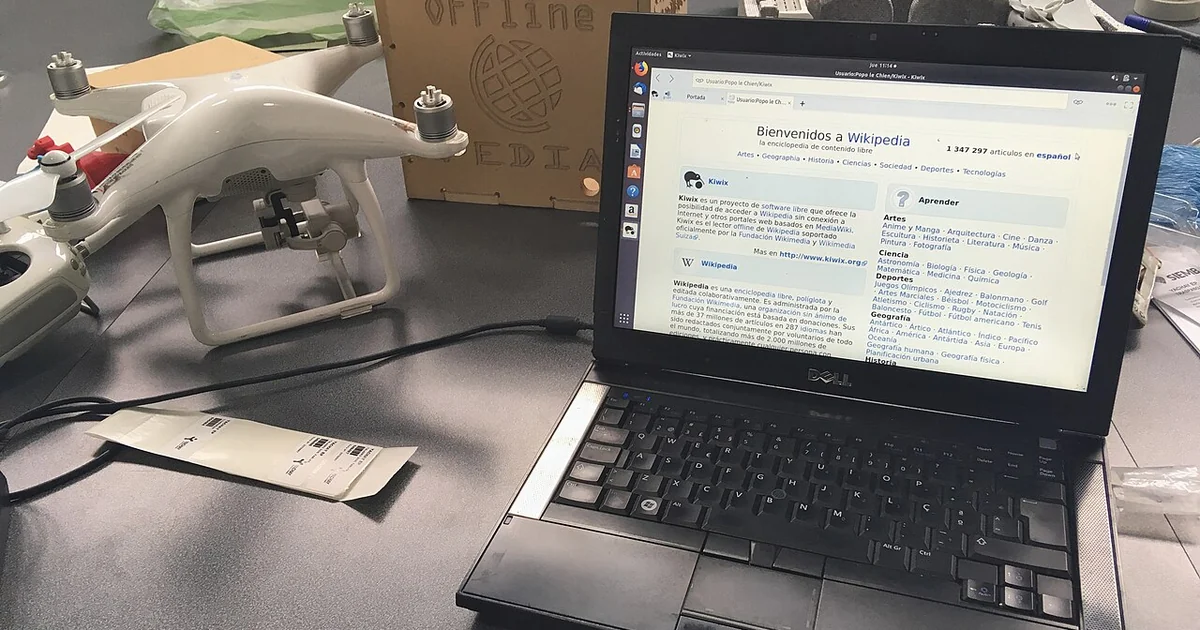 An old laptop, model 2005 approximately, running Ubuntu with the Kiwix app image cotaining an offline Wikipedia version in Spanish.